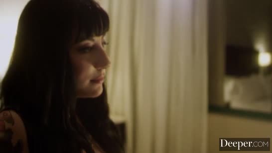 Неформальная брюнетка классно долбится в попку