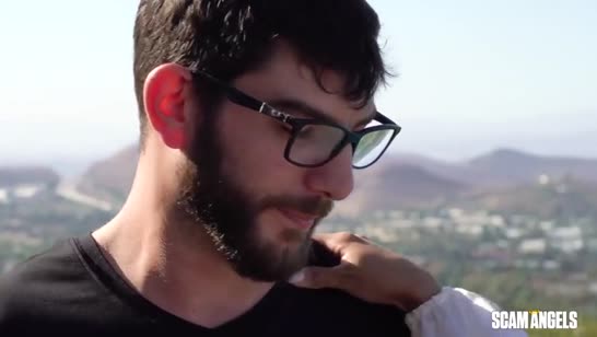 Две девахи решили трахнуться с самцом на свежем воздухе