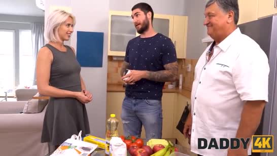 Чтобы заплатить за квартиру телочке пришлось потрудиться киской