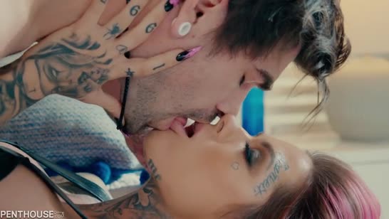 Женушка встречает мужа в фетиш наряде