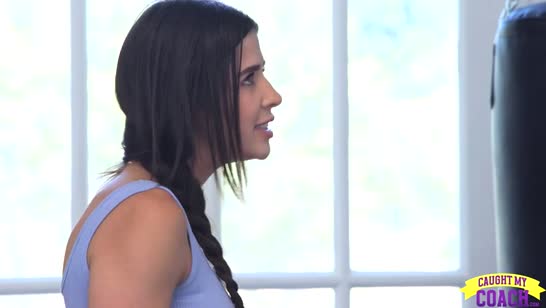 Красивая брюнетка помогает спортсмену расслабиться