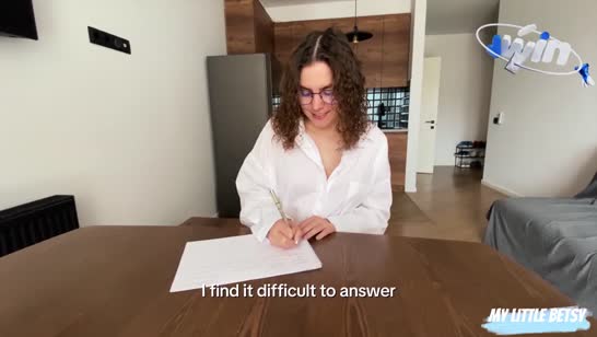 Девушка оголила свои сиськи и не против перепихнуться