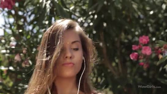 Студентка эротично танцует голая на природе