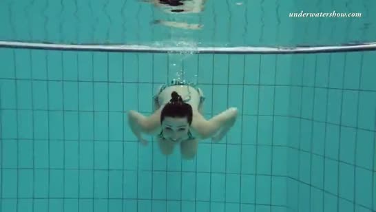 Стройняшка не стесняется плавать голой в бассейне