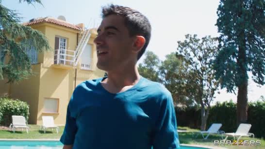 Парниша с большим членом отодрал сочных девочек