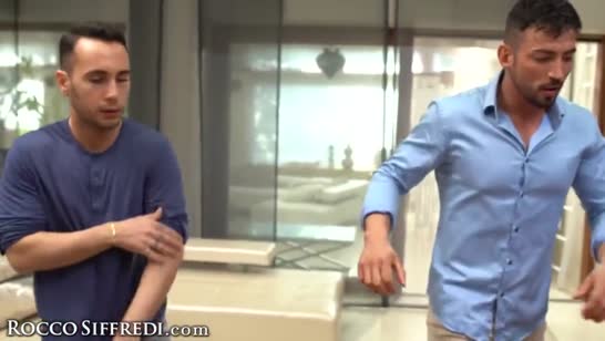 Атлетичная мамочка бодро скачет на членах