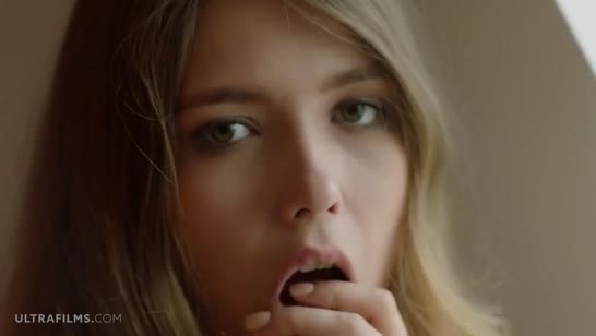 Девочка с большими сиськами нежно мастурбирует