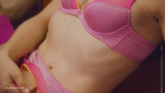 Развратная бабенка устроила мастурбацию в лифте