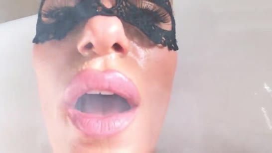 Гламурная жена красиво сделала минет прямо из ванной