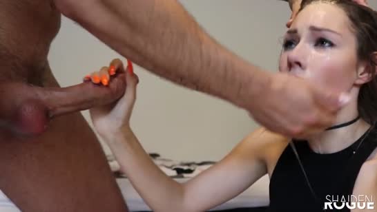 Умелая сучка проглатывает хер по самые яйца