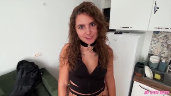 Бухая шлюшка предстала перед челом в откровенном наряде