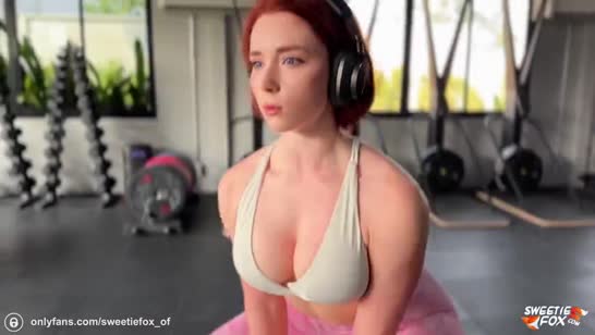 Фитоняшка с большой попой ходит на тренировки с анальной пробкой